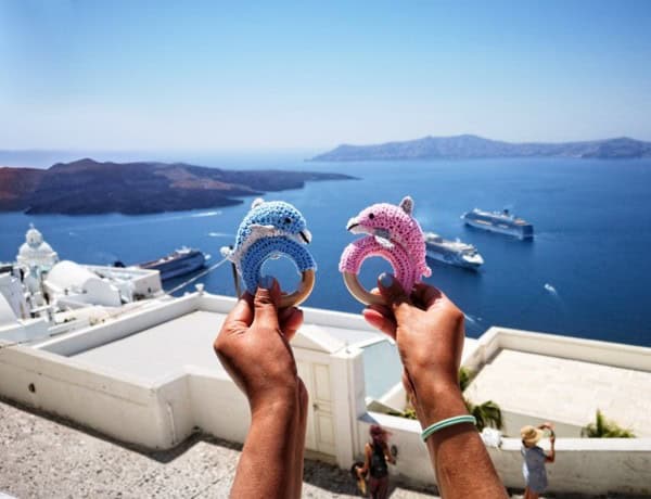 Greiflinge Dolfin DOLPHY in Rosa und Blau vor Bucht auf Santorini (Griechenland)